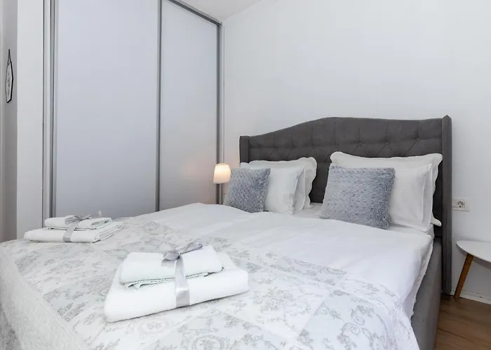 Happy Apartment II